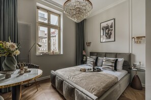 Comfort studio suite, uitzicht op de stad | Een strijkplank/strijkijzer, gratis wifi