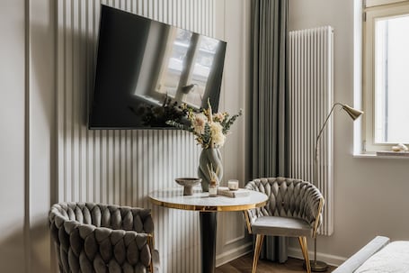 Comfort Studio Suite, City View | In-room dining