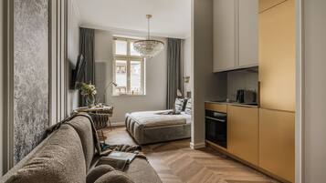 Comfort Studio Suite, City View | Living area