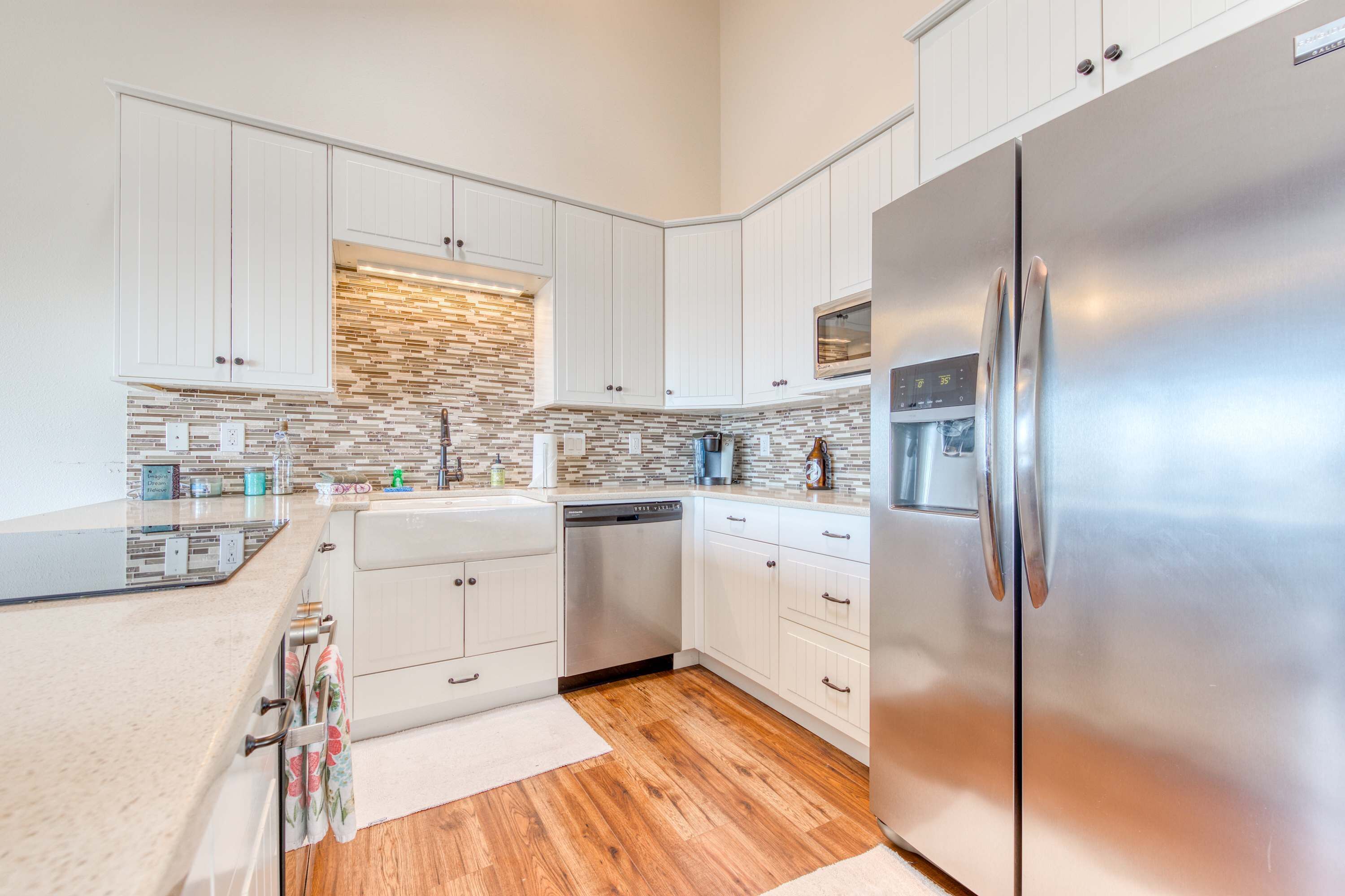 Jääkaappi, mikroaaltouuni, uuni, liesi