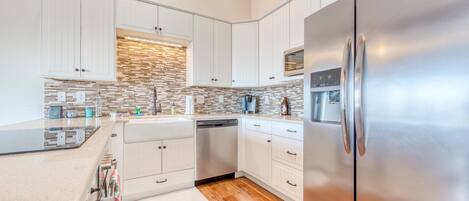 Jääkaappi, mikroaaltouuni, uuni, liesi