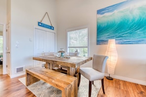 Dining - Stunning home with ocean view spacious deck with nice view (Oceanside)