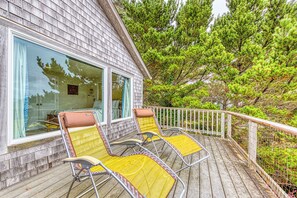 Terrace/patio - Hillside home with exceptional ocean view near the beach dog friendly (Oceanside)