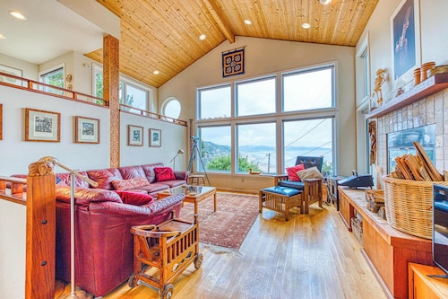 Hillside home with exceptional ocean view near the beach dog friendly