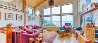 Hillside home with exceptional ocean view near the beach dog friendly