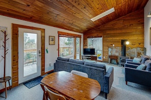 Télévision, cheminée, espaces bureaux