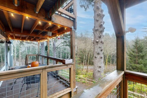 Woodsy retreat near the beach with WiFi washer dryer and gas fireplace