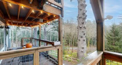 Woodsy retreat near the beach with WiFi washer dryer and gas fireplace