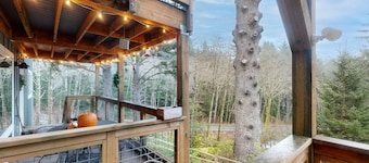 Woodsy retreat near the beach with WiFi washer dryer and gas fireplace