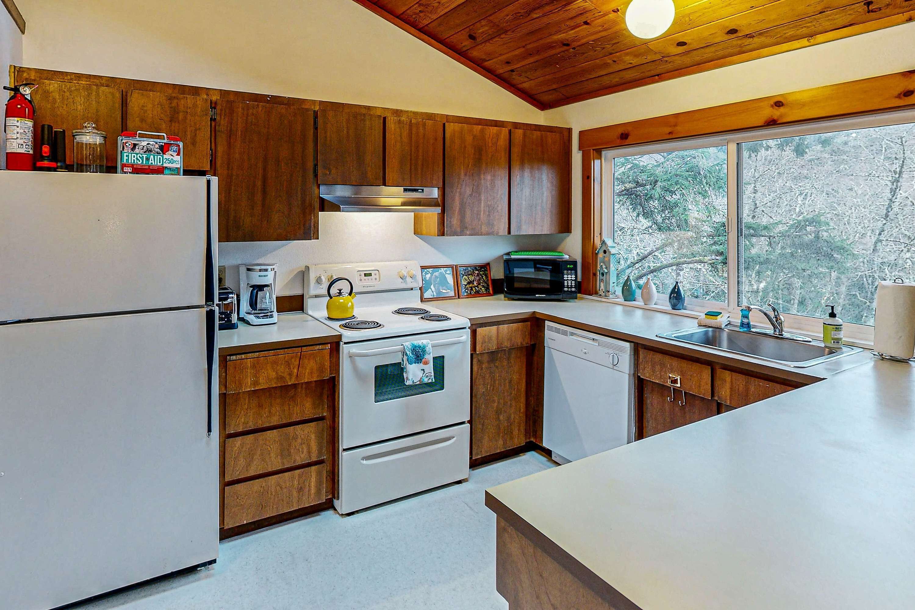 冷蔵庫、電子レンジ、オーブン、コンロ