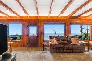 TV, fireplace, offices - Two story beach house with an ocean view furnished deck and washer dryer (Oceanside)