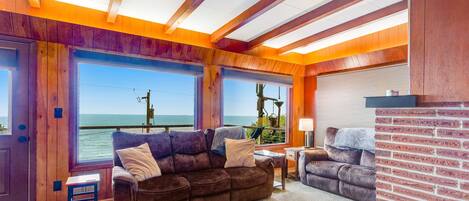 تلفزيون، مدفأة، مكتب