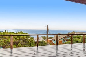 Terrace/patio - Two story beach house with an ocean view furnished deck and washer dryer (Oceanside)