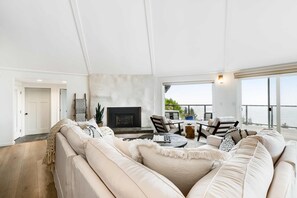 Televisie, een open haard en een kantoor