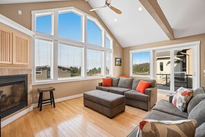 TV, fireplace, offices - Dog friendly beach home ideal for entertaining with 2 fireplaces and great kitchen (Oceanside)