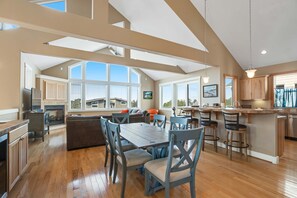 Dining - Dog friendly beach home ideal for entertaining with 2 fireplaces and great kitchen (Oceanside)