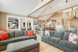 TV, fireplace, offices - Dog friendly beach home ideal for entertaining with 2 fireplaces and great kitchen (Oceanside)