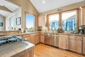 Fridge, microwave, oven, stovetop - Dog friendly beach home ideal for entertaining with 2 fireplaces and great kitchen (Oceanside)