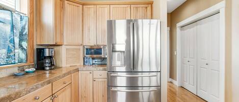 Kjøleskap, mikrobølgeovn, ovn og kokeplater