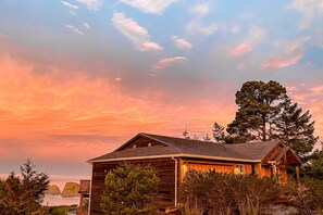 Exterior - Dog friendly home with ocean views deck washer dryer grill and fireplace (Oceanside)