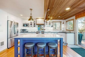 Fridge, microwave, oven, stovetop - Charming home with wonderful ocean views ping pong game room WiFi decks (Oceanside)
