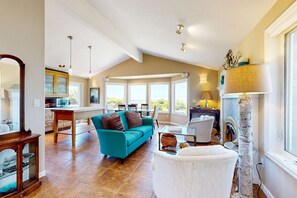 TV, fireplace, stereo, offices - Stunning coastal home with ocean views firepit and media room walk to beach (Oceanside)