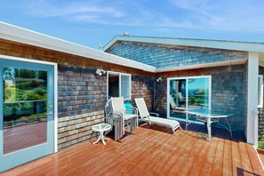 Outdoor dining - Stunning coastal home with ocean views firepit and media room walk to beach (Oceanside)