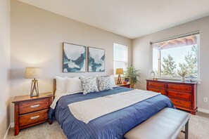 3 bedrooms, desk, iron/ironing board, WiFi - Sweeping ocean view home with fireplace grill and foosball table dog friendly (Oceanside)