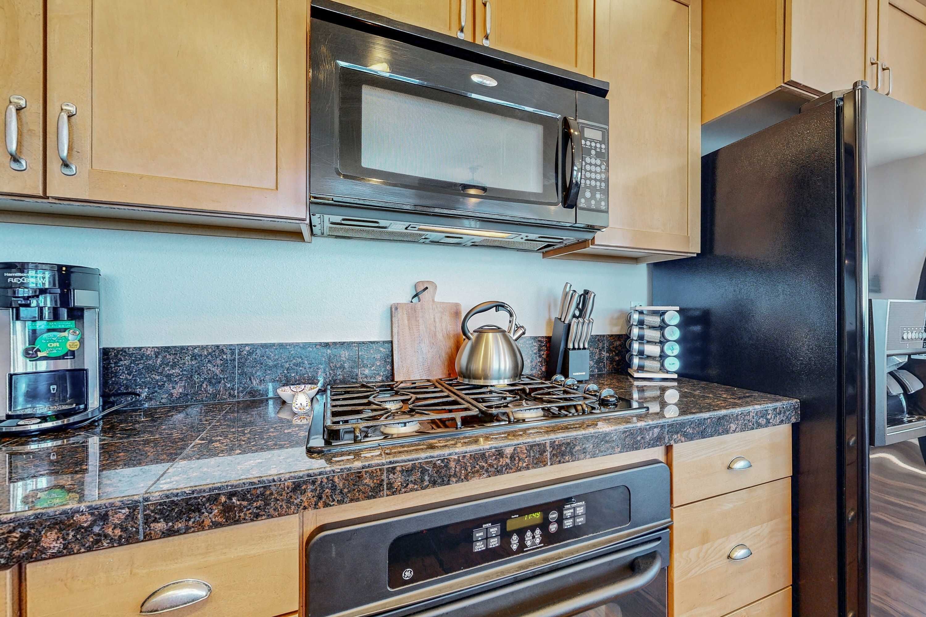 Kjøleskap, mikrobølgeovn, ovn og kokeplater