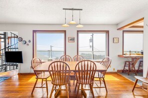 Dining - Spacious dog friendly home with ocean views sauna wood stove and WIFI (Oceanside)
