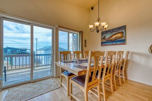 Dining - Large Sunny Duplex with Ocean Views and Nearby Beach Access Dogs OK (Rockaway Beach)