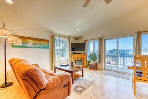 TV, offices - Large Sunny Duplex with Ocean Views and Nearby Beach Access Dogs OK (Rockaway Beach)