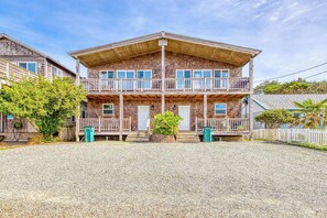 Exterior - Large Sunny Duplex with Ocean Views and Nearby Beach Access Dogs OK (Rockaway Beach)