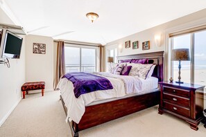 6 bedrooms, iron/ironing board, WiFi, bed sheets - Oceanfront Home with Private Hot Tub and Amazing Beach Views Dogs Welcome (Rockaway Beach)