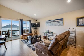 TV, fireplace, DVD player, offices - Just Across Street from Beach Ocean Views and Bright Interior Dog friendly (Rockaway Beach)
