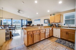 Interior - Just Across Street from Beach Ocean Views and Bright Interior Dog friendly (Rockaway Beach)