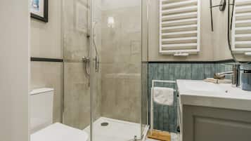 Family Apartment, Balcony, City View | Bathroom