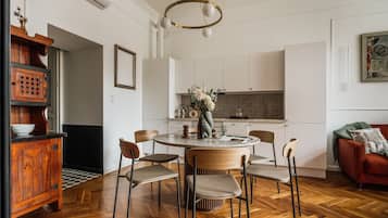 家庭公寓, 阳台, 城市景观 | 客房内用餐