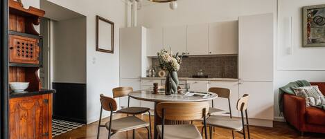 Apartemen Keluarga, balkon, pemandangan kota | Makan di kamar