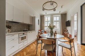 Familie appartement, balkon, uitzicht op stad | Dineren in de kamer