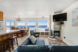 TV, DVD player, offices - Spacious oceanfront home with patio and private hot tub dog friendly (Rockaway Beach)