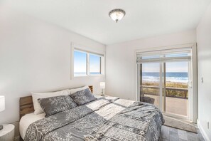6 bedrooms, WiFi, bed sheets - Spacious oceanfront home with patio and private hot tub dog friendly (Rockaway Beach)