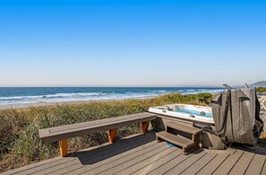 Outdoor spa tub - Spacious oceanfront home with patio and private hot tub dog friendly (Rockaway Beach)