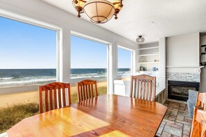 Dining - Waterfront dog friendly home a few steps from the beach with hot tub (Rockaway Beach)