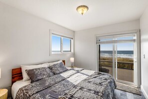 3 bedrooms, iron/ironing board, WiFi, bed sheets - Waterfront dog friendly home a few steps from the beach with hot tub (Rockaway Beach)