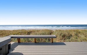 On the beach - Waterfront dog friendly home a few steps from the beach with hot tub (Rockaway Beach)