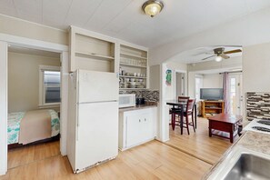 Réfrigérateur, four à micro-ondes, un four, surface de cuisson