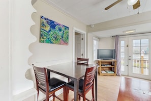 Dining - Charming Dog Friendly Home Close to Shops and Restaurants Minutes to Beach (Rockaway Beach)