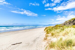 Beach nearby - Two Dog Friendly Studios with Full Kitchen and Kitchenette Walk to the Beach (Rockaway Beach)