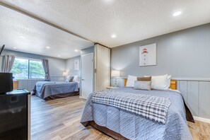 2 bedrooms, WiFi, bed sheets - Two Dog Friendly Studios with Full Kitchen and Kitchenette Walk to the Beach (Rockaway Beach)
